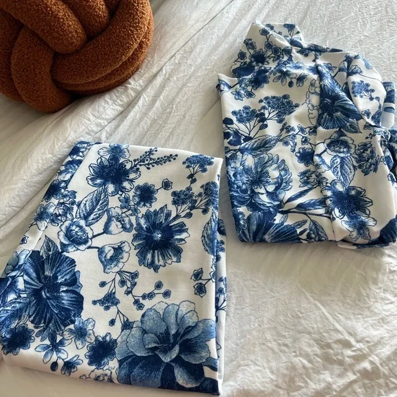 BooHoo Flower Blue & White 2 Piece Suit NWOT - Picture 5 of 8